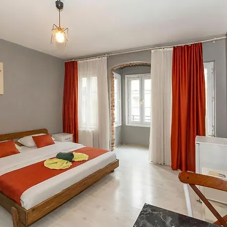 Lion Taksim 3*